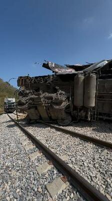 　メキシコ南部オアハカ州ニサンダ近くで横転した車両＝２８日（ロイター＝共同）