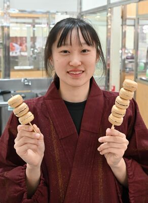 会場で射貫もなかを販売している萩原さん