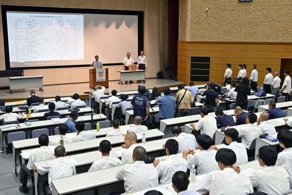 出場60校54チームの主将らが参加した全国高校野球選手権栃木大会の抽選会＝18日午後３時45分、宇都宮市瓦谷町