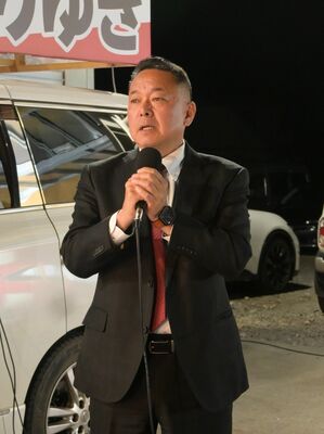 選挙結果を受け、支持者らにあいさつする小山田氏＝22日午後8時40分、那須町寺子乙