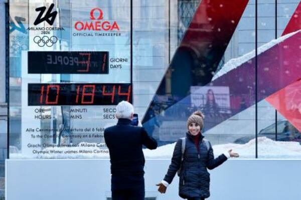 　ミラノ・コルティナ冬季五輪開幕までの日数を表示するカウントダウン時計＝６日、ミラノ（共同）