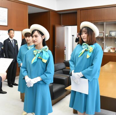 40年以上の歴史があるマロニエメイツ。男性が就任したことはない＝４月上旬、県議会議長室