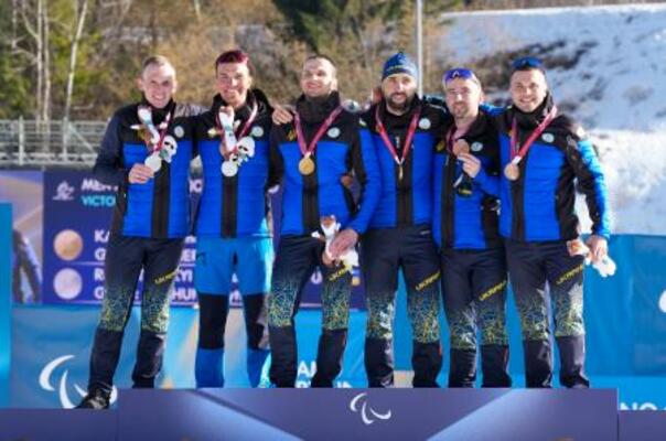 バイアスロン男子7・5キロ視覚障害で表彰台を独占したウクライナ勢=7日、イタリア・テーゼロ(共同)