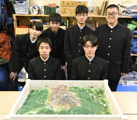 ジオラマを作った大田原高山岳部の生徒ら
