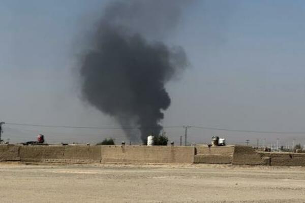 　１５日、パキスタンとアフガニスタンの国境地帯で上がる黒煙（ＡＰ＝共同）