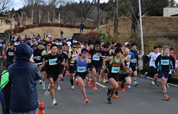 一斉にスタートする５キロカテゴリーの参加者