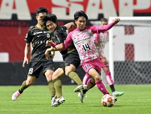 後半６分、栃木シティのＭＦ関野（右）が攻め込む＝札幌ドーム