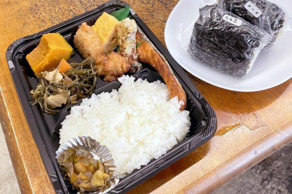 定番の「しゃけ弁当」。自慢のご飯はもちろん、“おふくろの味”のおかずもおいしい。右はおにぎり