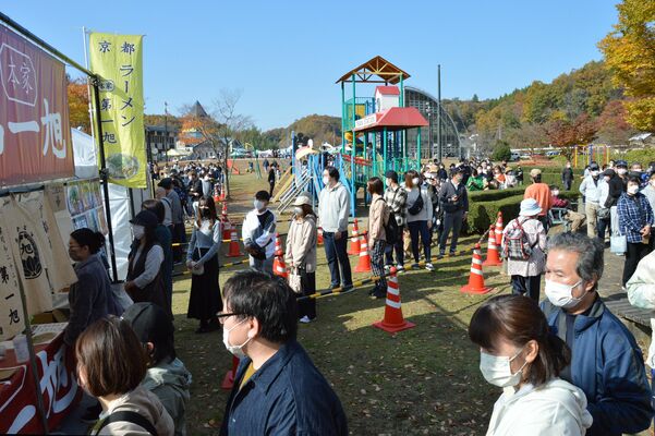 各店に長い行列ができたラーメンフェスタｉｎもてぎ