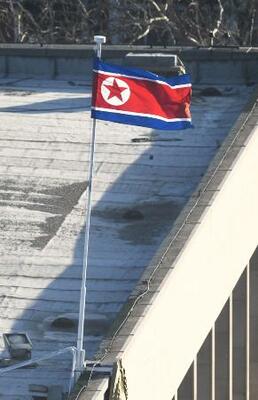 　北京の北朝鮮大使館に掲げられた国旗＝２０２１年１２月