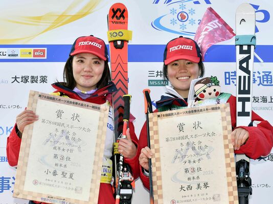 賞状を手にする大西（右）と小番