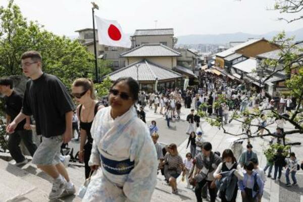 京都・清水寺周辺で観光を楽しむ訪日客ら=5月