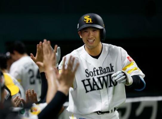 　７回、本塁打を放ちナインに迎えられるソフトバンク・山本祐＝みずほペイペイドーム