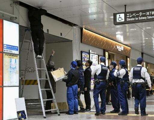 天井パネルなどが落下したJR名古屋駅の現場=11月