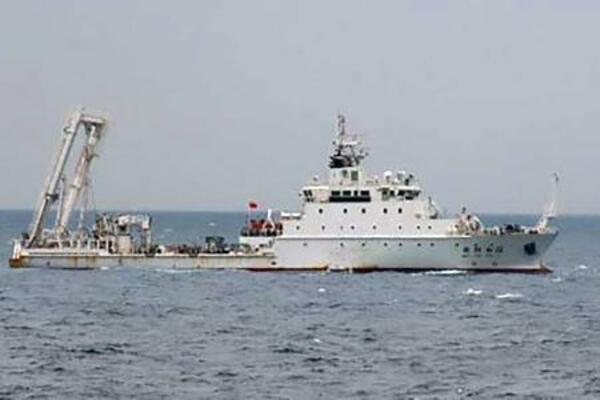 　沖縄県・尖閣諸島沖の日本の排他的経済水域内で活動する中国の海洋調査船＝３０日（第１１管区海上保安本部提供）