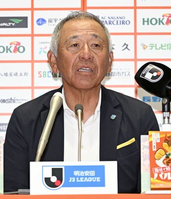最終戦を終え、記者会見で今季を振り返る栃木ＳＣの小林監督＝長野Ｕスタジアム、森田大地撮影