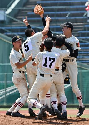 ２年連続で優勝し、マウンド上で喜ぶ作新ナイン＝４日午後０時15分、清原球場