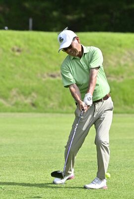 初優勝を飾った川田のプレーオフでのティーショット＝那須小川ＧＣ