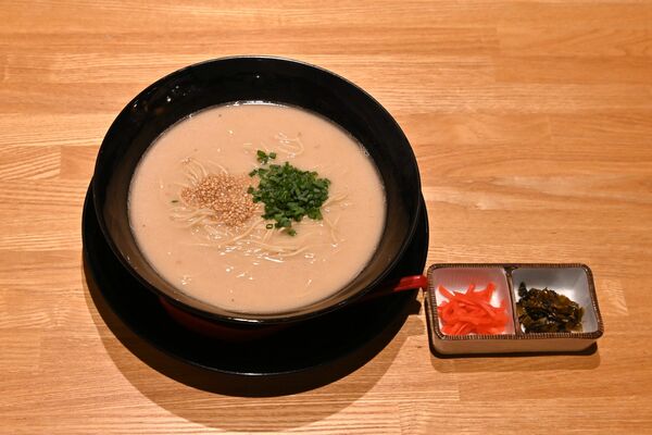 シンプルながら本格的な豚骨が味わえる