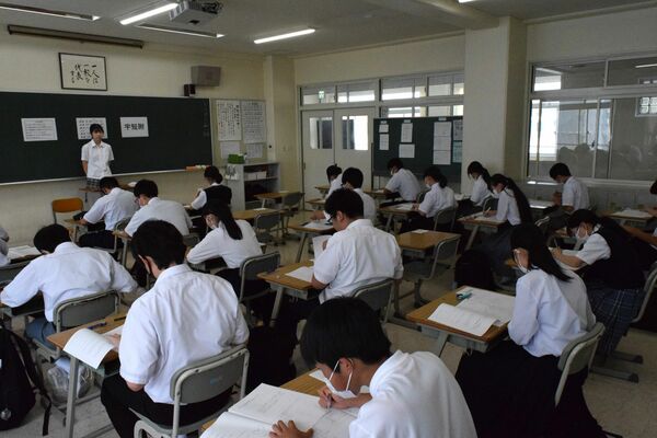 下野新聞模擬テストで実力を試す中学生たち＝18日午前、宇都宮短大付属高