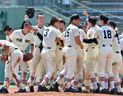 ２年連続で優勝し、マウンドに集まって喜ぶ作新ナイン＝４日午後０時15分、清原球場
