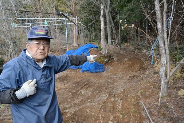 当時、信者が人目を避けて通行していた道を示す渡辺さん＝18日午後、大田原市佐久山