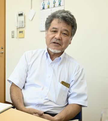 児童虐待の増加要因などを語る子ども虐待防止ネットワークとちぎの福田代表＝５日午前、さくら市内