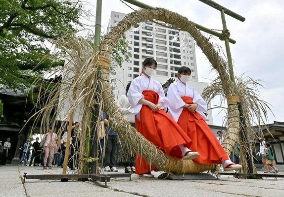 無病息災などを祈って茅の輪をくぐるみこら＝30日午後３時20分、宇都宮市馬場通り１丁目