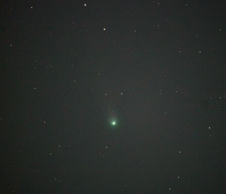 夜空に輝くレモン彗星＝10日午前４時６分、宇都宮市西原２丁目（赤道儀を使用し５分間露光、片寄さん撮影）