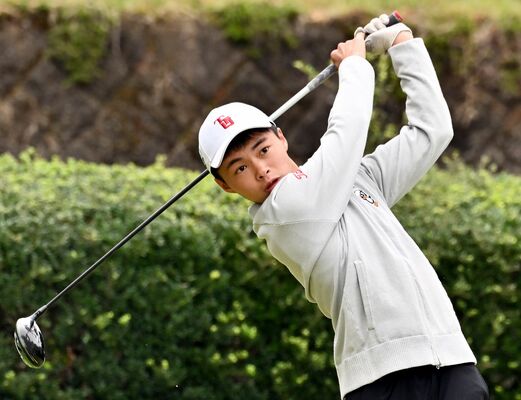 優勝した石川巧（鹿沼）の１番ティーショット