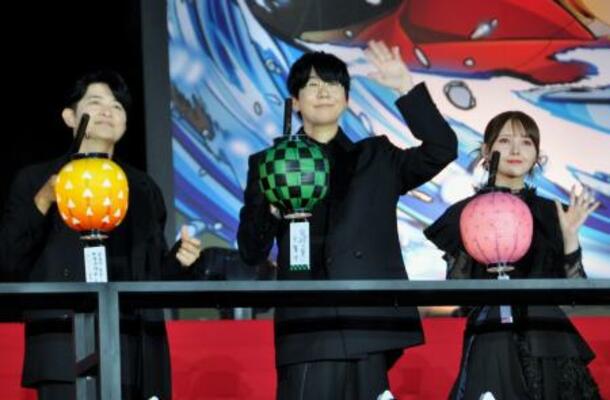 　登壇した（左から）下野紘、花江夏樹、鬼頭明里＝東京都港区