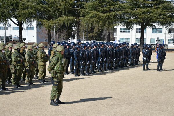 陸上自衛隊と県警の共同実動訓練＝６日午後、宇都宮市茂原１丁目
