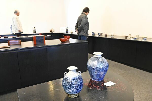 陶器や漆器約４００点が並ぶチャリティー作品展の会場