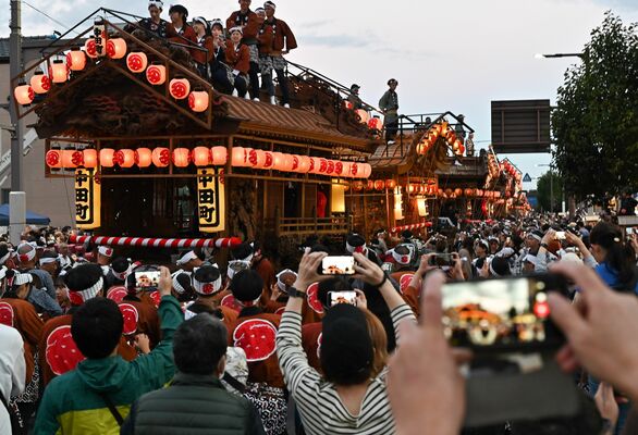 古峯原宮通りに並ぶ26台の彫刻屋台