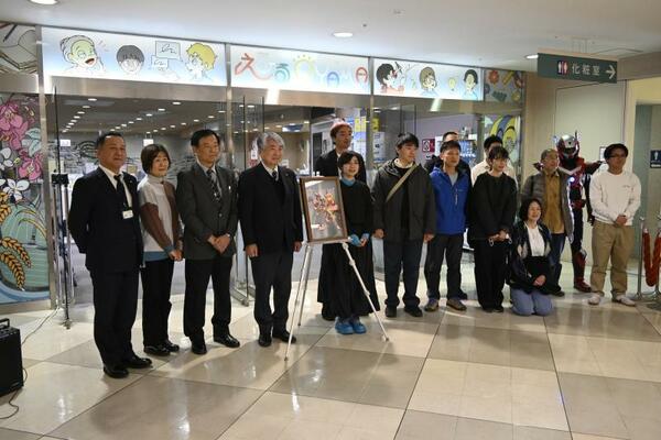 浅野市長（左から４人目）ら関係者が出席して行われたお披露目会