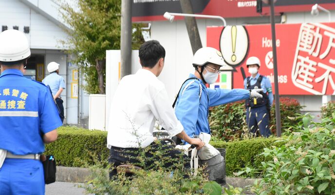 車道の左側を走行するよう指導する専従班の警察官ら＝25日午後４時25分、那須塩原市西朝日町