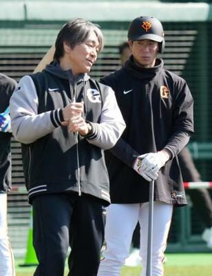 松井秀喜臨時コーチ(左)から指導を受ける巨人・松本=宮崎