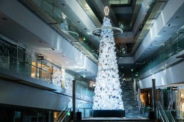 　表参道ヒルズの本館吹き抜けに飾られたクリスマスツリー（提供写真）