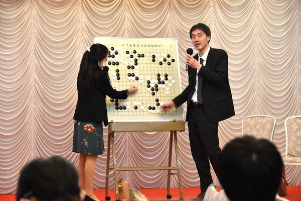 大盤解説を行う藩美玲さん（左）と潘八段＝28日午後、日光市安川町