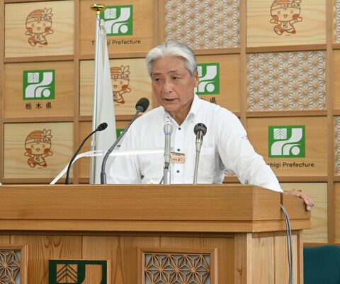 定例記者会見で財政運営について話す福田知事＝11日午後、県庁