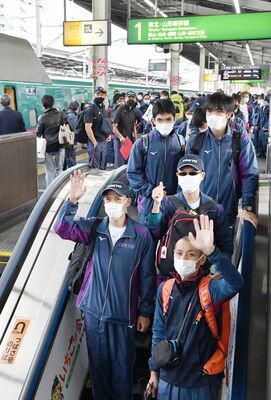 障スポに出場するため全国から本県入りした選手たち＝27日午後、ＪＲ宇都宮駅