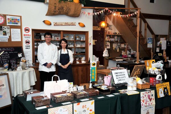 趣のある店内に立つ上原晋さん（左）と聖子さん