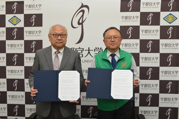 連携協定を結んだ藤原学部長（左）と稲葉理事長＝10日午後、宇都宮大