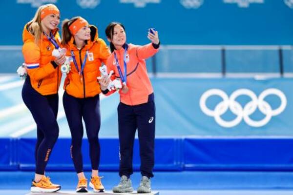 　女子５００メートルで金メダルのフェムケ・コク（中央）、銀メダルのユタ・レールダム（左）と自撮りする銅メダルの高木美帆＝ミラノ（共同）