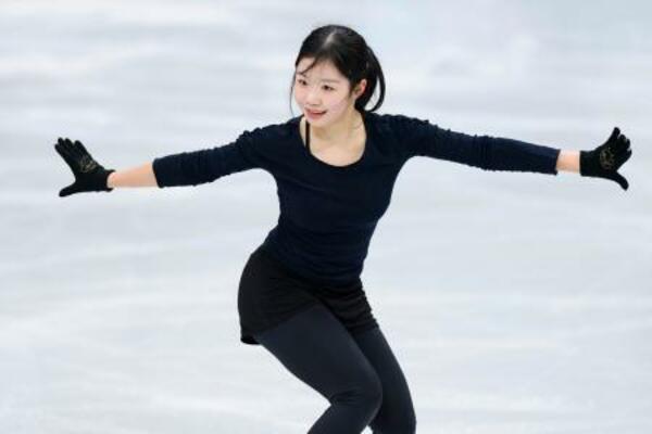 　公式練習で調整するフィギュアスケート女子の中井亜美＝１４日、イタリア・ミラノ（共同）