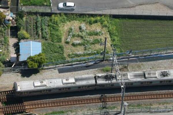 　尼崎ＪＲ脱線事故現場近くの畑に浮かぶ「生」の文字＝１１日午前１１時６分、兵庫県尼崎市（共同通信社ヘリから）