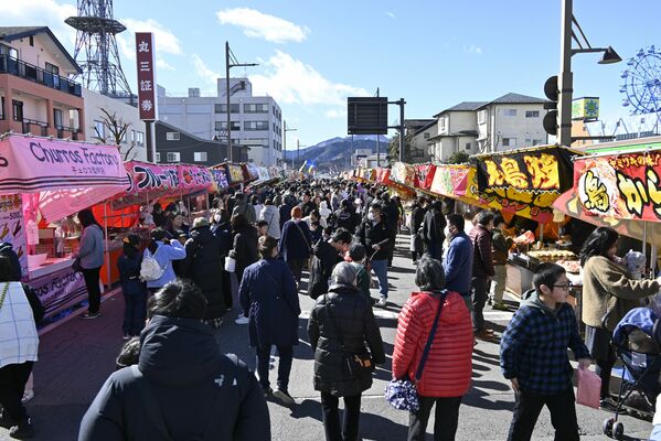 多くの人でにぎわう今市花市