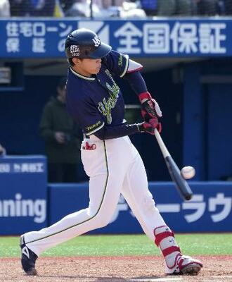 　３回ヤクルト無死一、二塁、鈴木叶が左翼線に勝ち越し二塁打を放つ＝横浜