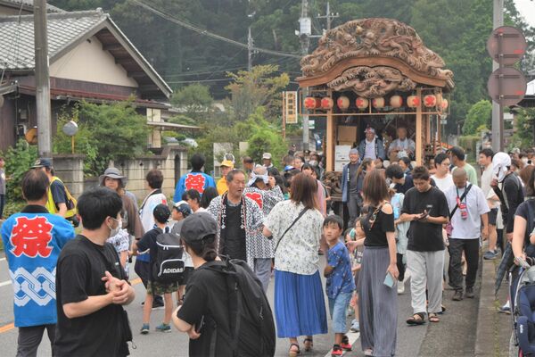 彫刻屋台を引く地域住民