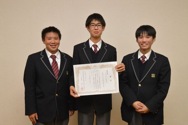 賞状を手に喜ぶ（左から）遠山さん、広田さん、斎藤さん